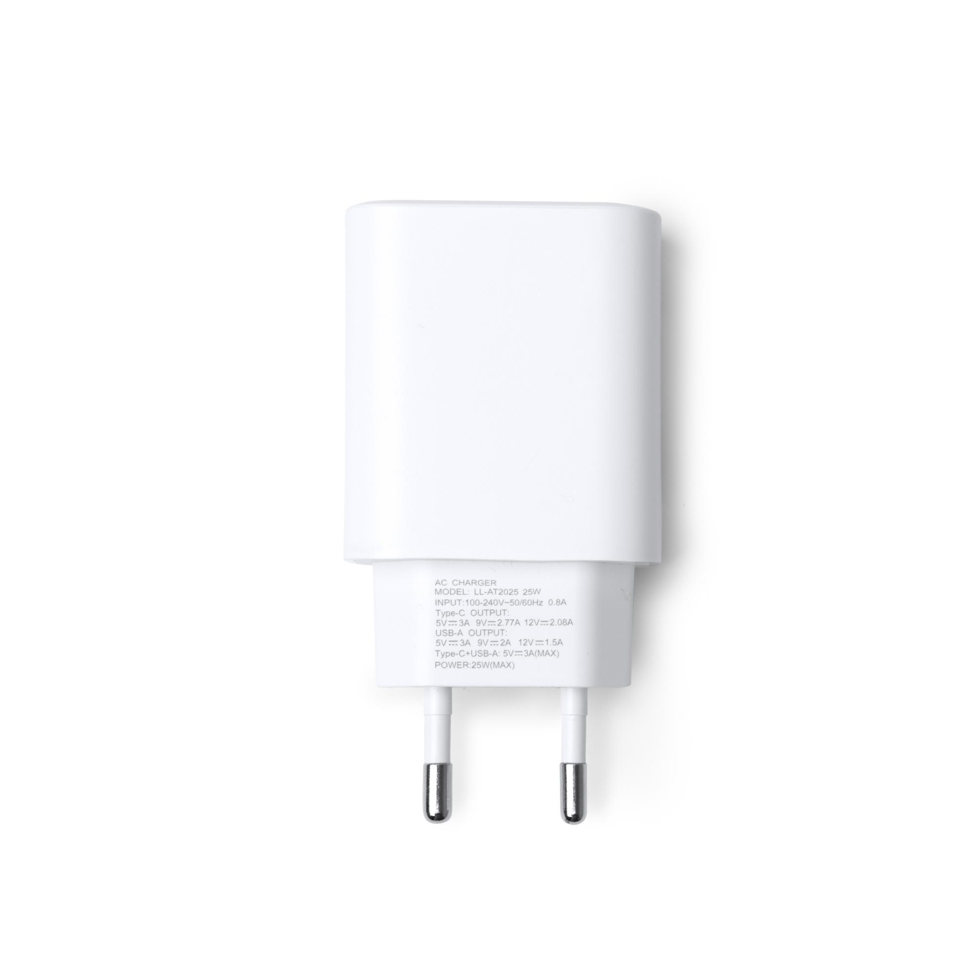 Adaptor călătorie