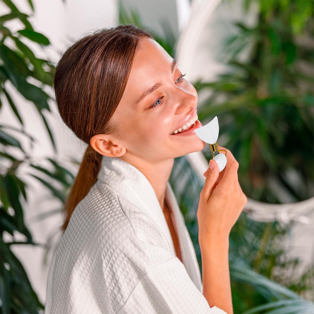 Dispozitiv pentru masaj facial Herbiax alb