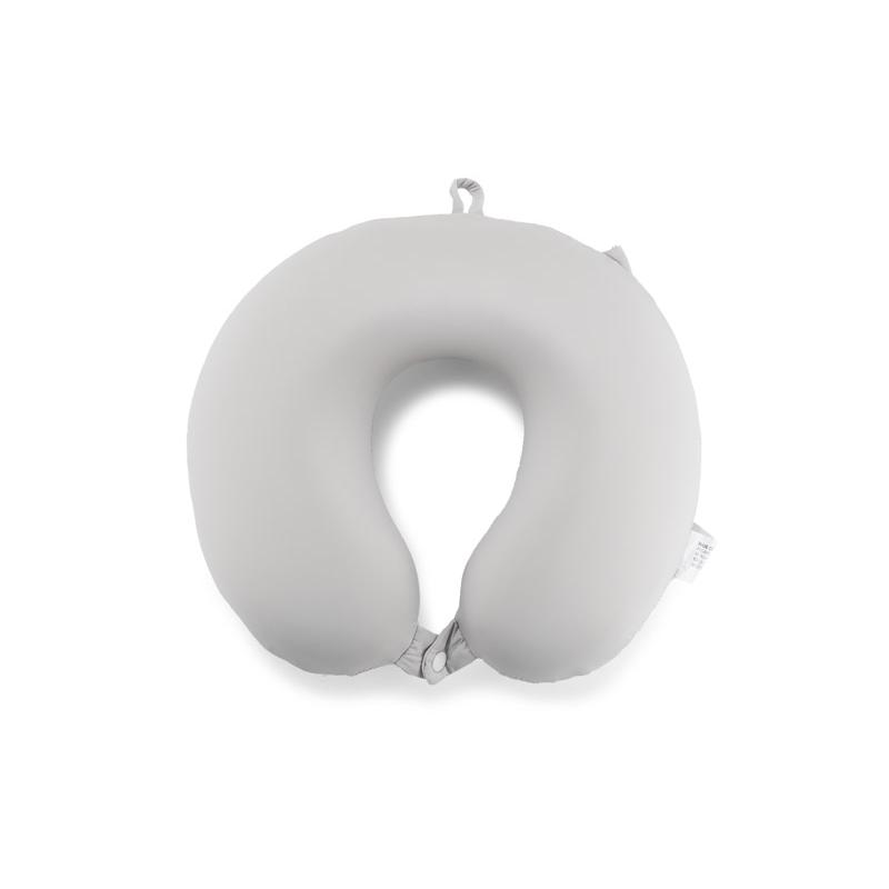 Pernă de călătorie în husă Opi Gri