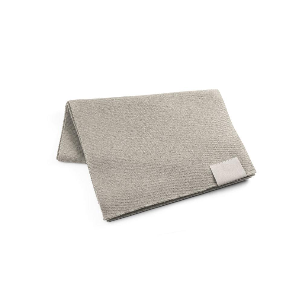 SERENITY. Eșarfă din poliester reciclat (100% rPET) cu un detaliu cusut pentru personalizare